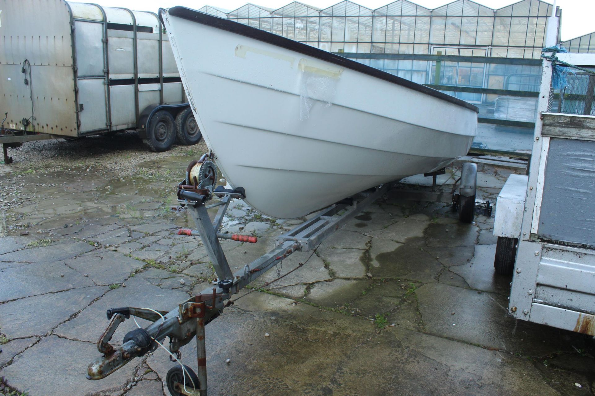 DRASCOMBE LUGGER BOAT AND BOAT TRAILER SPEC LENGTH 5.72M WATERLINE LENGTH 4.57M BEAM 1.90M SAILING - Image 2 of 4