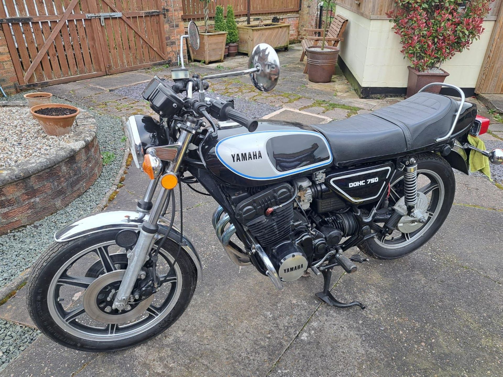 A 1978 YAMAHA XS 750 MOTORCYCLE, MILEAGE AT CATALOGING ONLY 8542, TWO OWNERS - ON A V5C, VENDOR