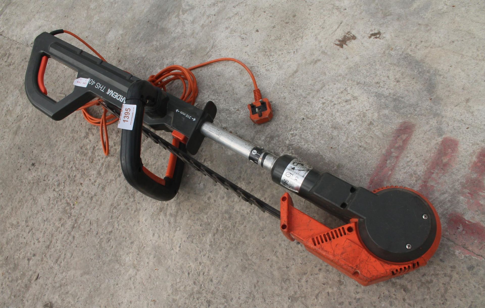 LONG REACH HEDGE CUTTER 240V NO VAT - Image 2 of 2