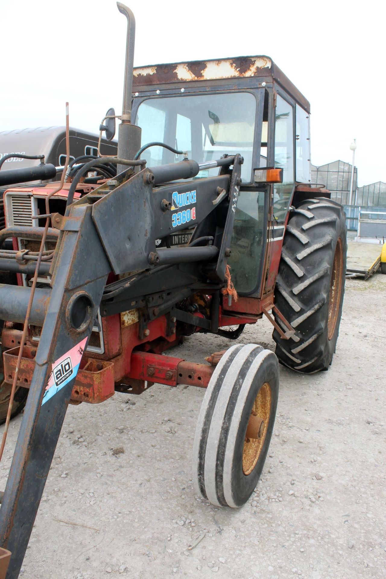 AN INTERNATIONAL 784 TRACTOR WITH 3360E LOADER PALLET FORKS GOOD BRAKES FULL GLAZED CAB LINK ARMS - Image 4 of 6