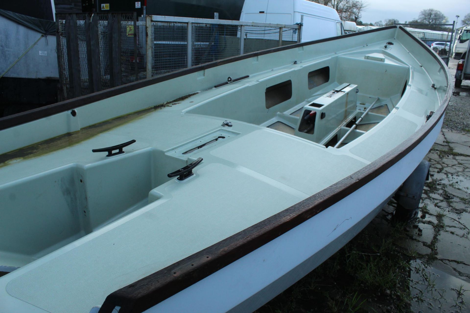 DRASCOMBE LUGGER BOAT AND BOAT TRAILER SPEC LENGTH 5.72M WATERLINE LENGTH 4.57M BEAM 1.90M SAILING - Image 3 of 4