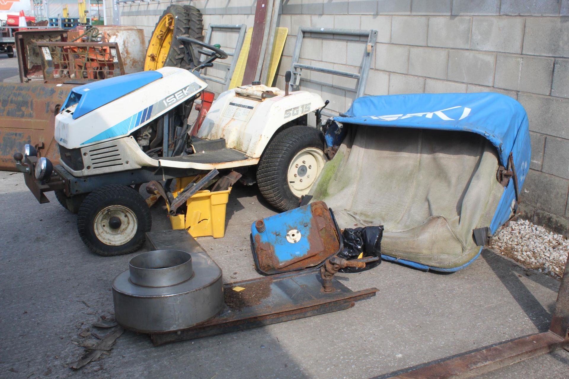 ISEK SG15 MINI TRACTOR WITH ATTACHMENTS (NON RUNNER) AND SPARES NO VAT - Image 2 of 3