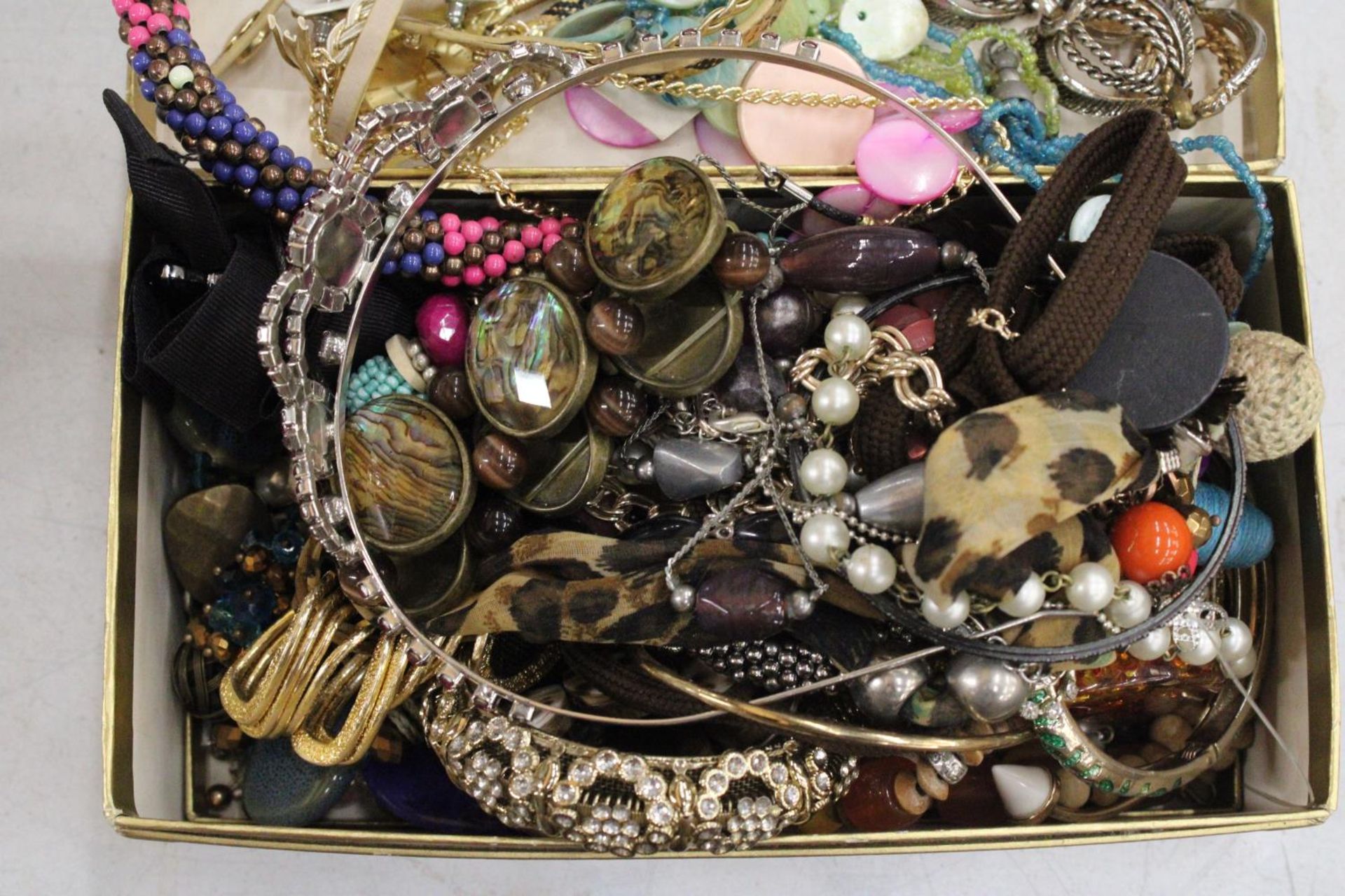 A QUANTITY OF COSTUME JEWELLERY TO INCLUDE NECKLACES, EARRINGS, BANGLES, ETC, IN A DOMED BOX - Image 2 of 5