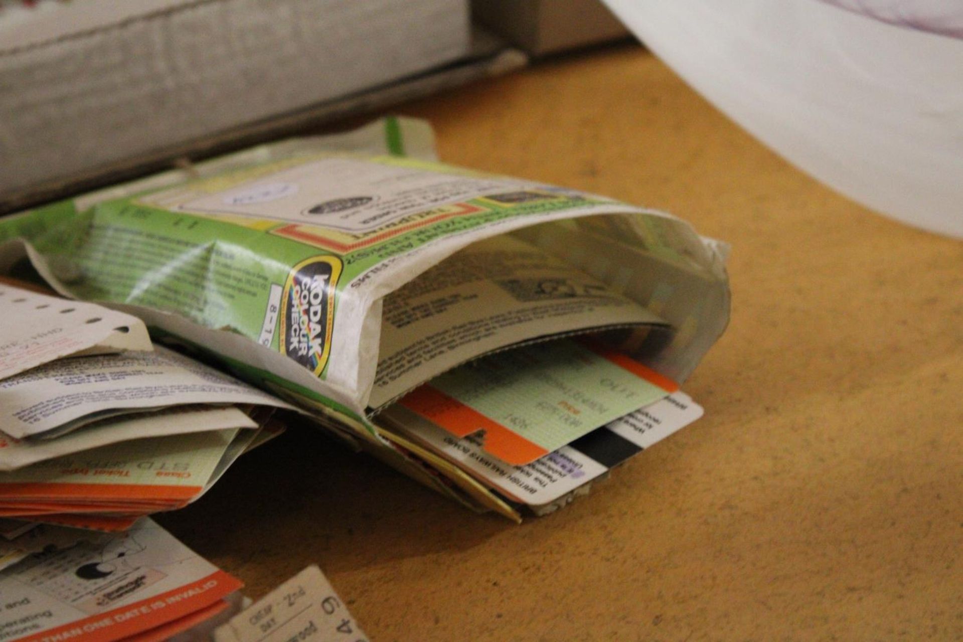 A LARGE COLLECTION OF VINTAGE BUS AND RAIL TICKETS - Image 3 of 4