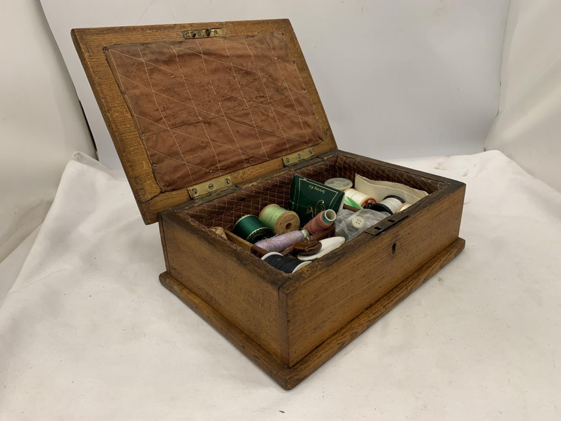 AN 1883 VICTORIAN SEWING BOX WITH CONTENTS - Image 5 of 5