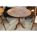 A VICTORIAN TRIPOD TABLE WITH MAHOGANY TOP, 29" X 20"