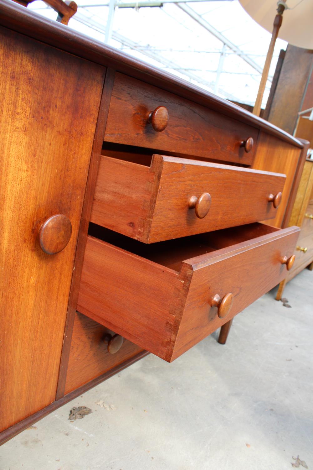 AN A YOUNGER LTD RETRO TEAK SIDEBOARD ENCLOSING TWO CUPBOARDS, FOUR DRAWERS, 66" WIDE - Bild 4 aus 7