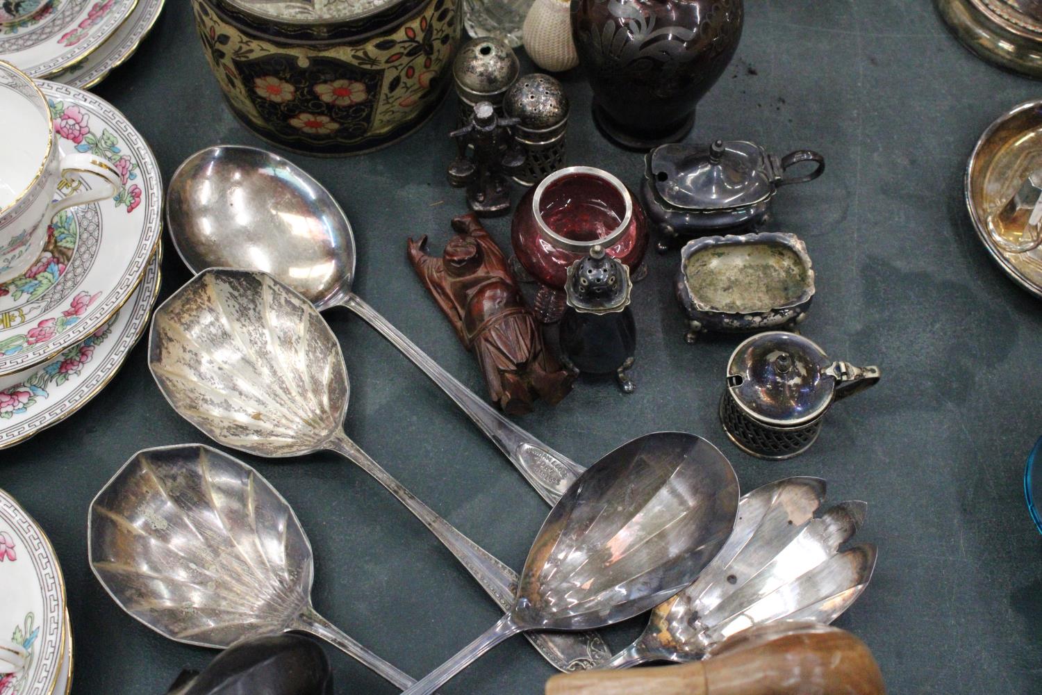 A MIXED LOT TO INCLUDE A CRANBERRY BOWL WITH HALLMARKED SILVER RIM - FOOT A/F, A PICQUOT WARE - Bild 3 aus 6