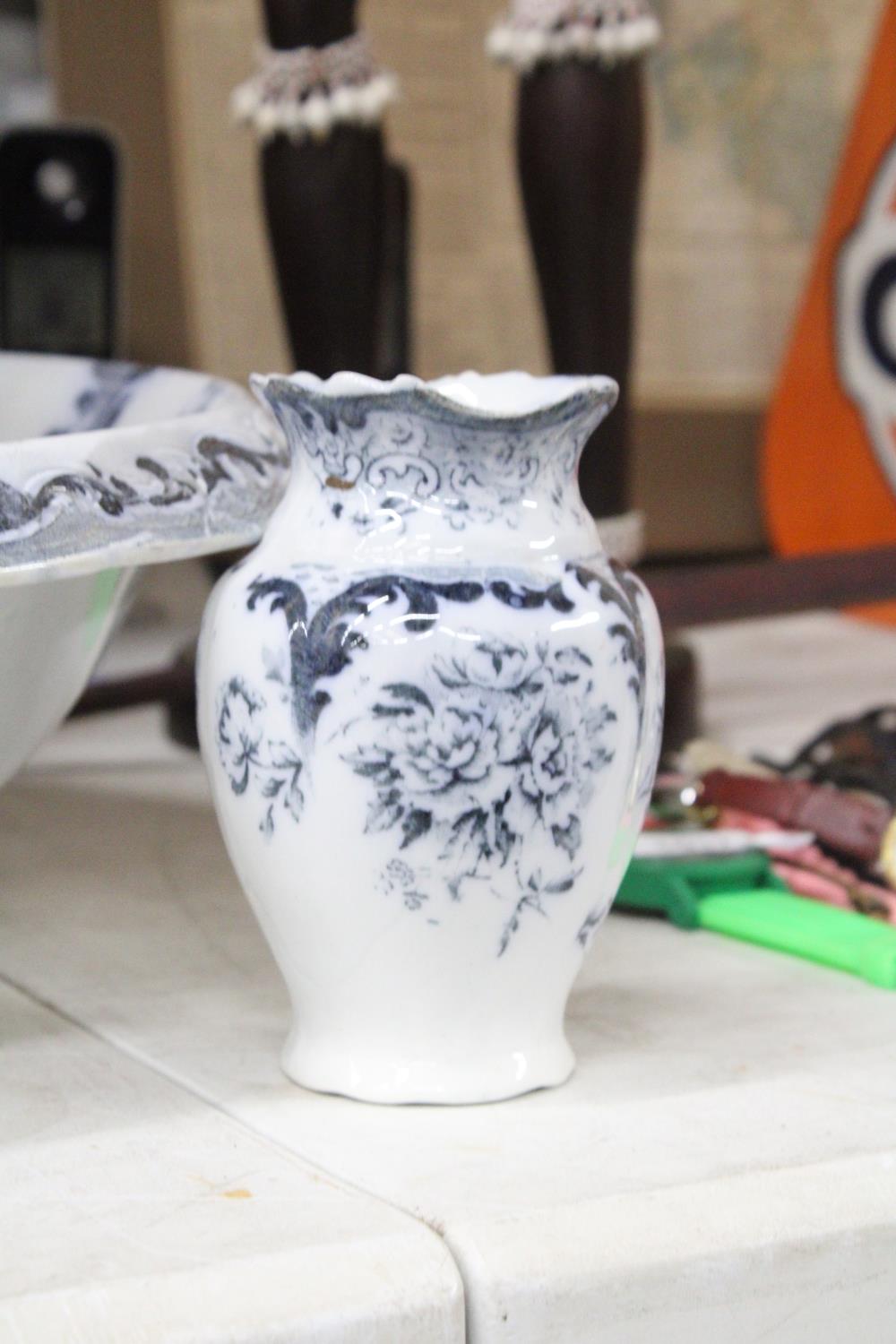 A VICTORIAN BLUE AND WHITE WASH BOWL, JUG AND SMALL VASE - Image 2 of 3