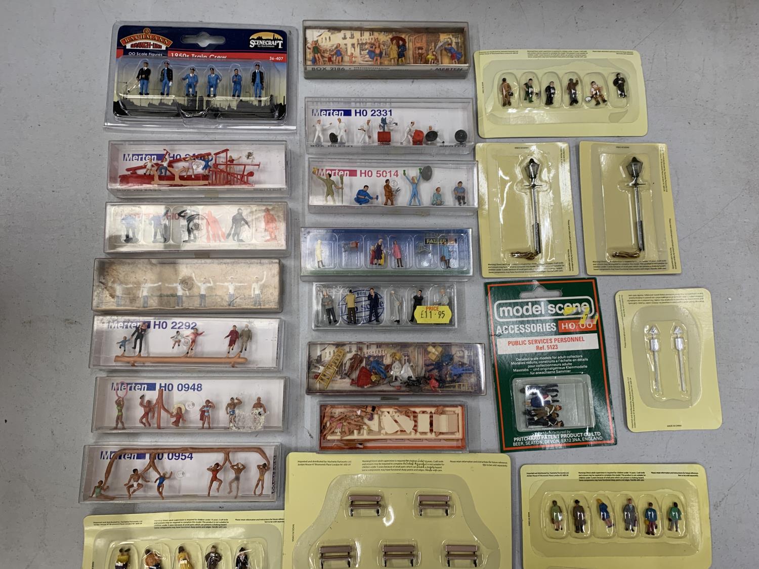 VARIOUS MINIATURE MIXED FIGURES AND ACCESSORIES TO INLCUDE MERTEN, FULLER, BACHMANN ETC.