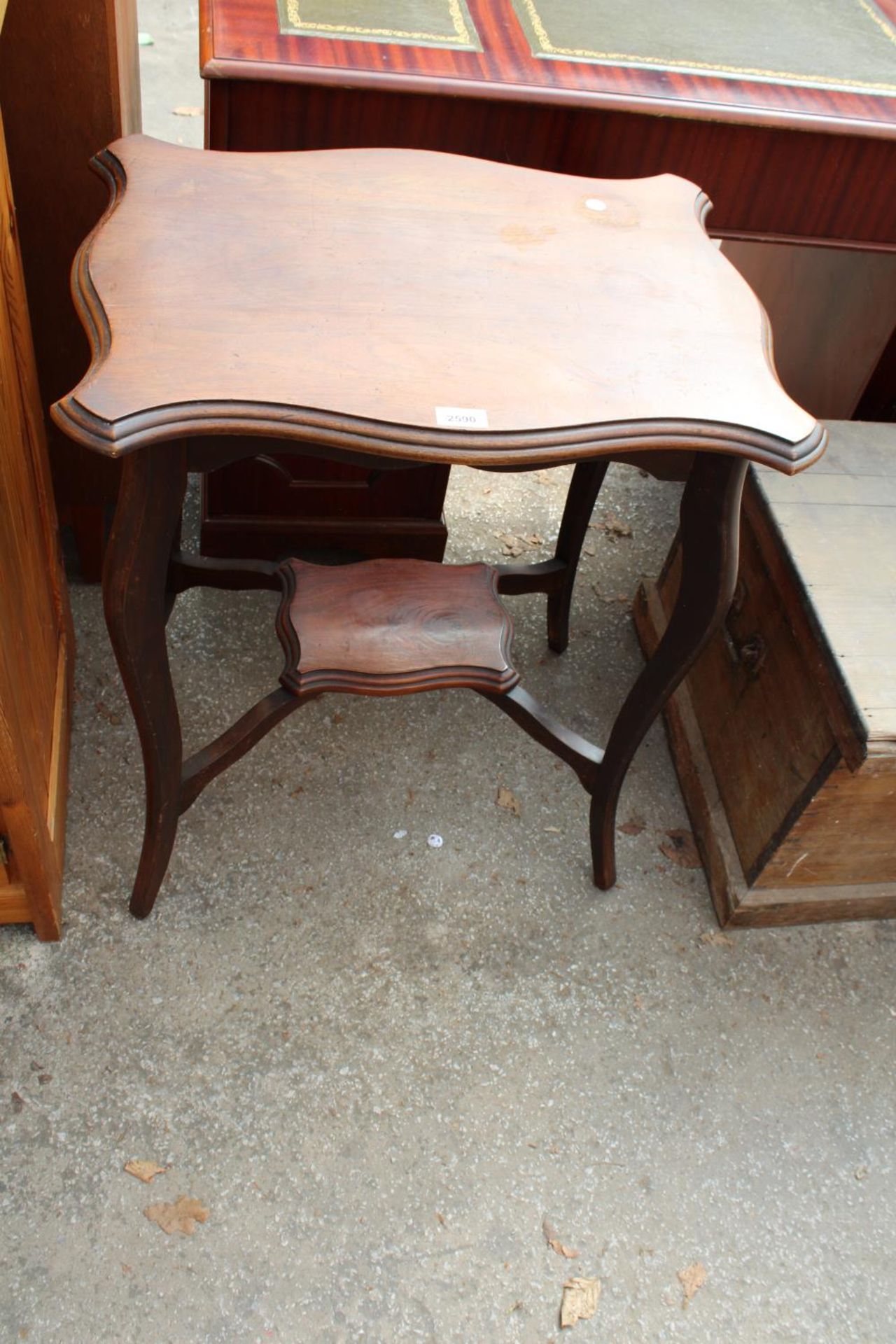 AN EDWARDIAN MAHOGANY TWO TIER CENTRE TABLE, 24" X 17"