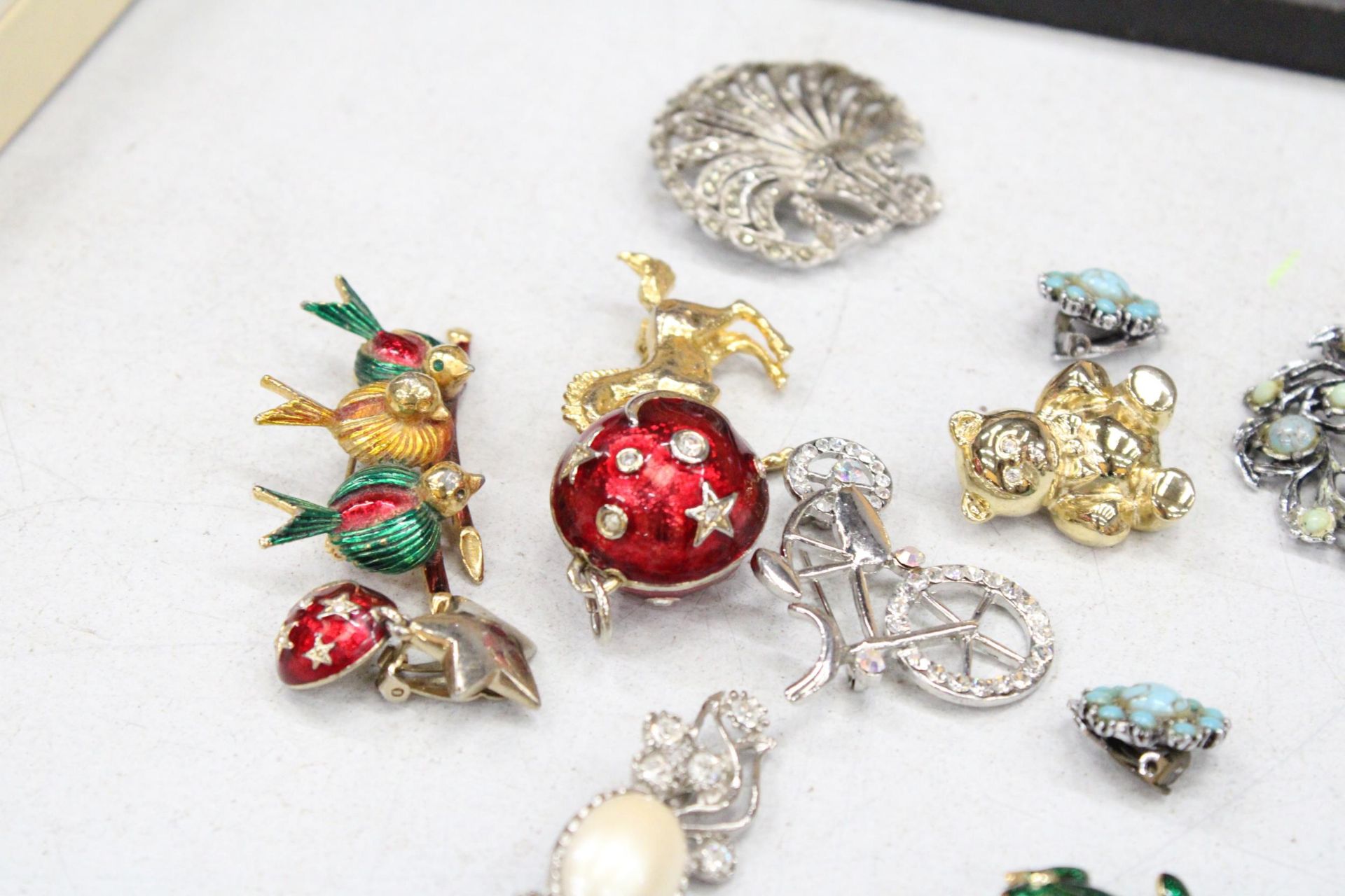 A MIXED LOT OF COSTUME JEWELLERY TO INCLUDE EIGHT BROOCHES, TWO PAIRS OF CLIP ON EARRINGS PLUS AN - Image 3 of 6