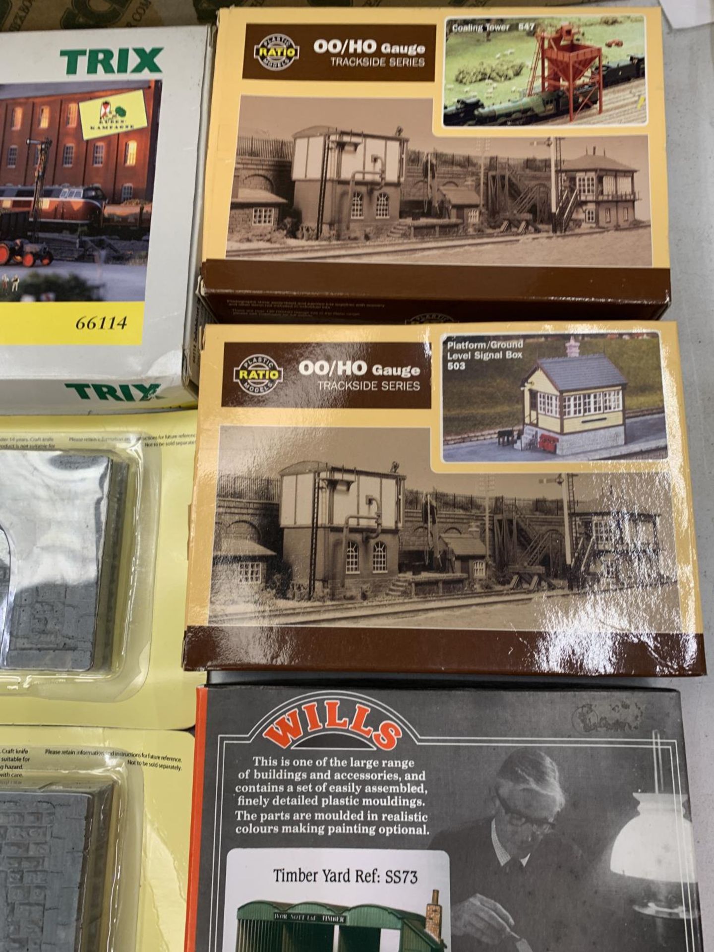 A MIXED COLLECTION OF BOXED RAILWAY MODEL KITS TO INCLUDE SIGNAL BOX, TIMBER YARD ETC AND FURTHER - Image 3 of 5