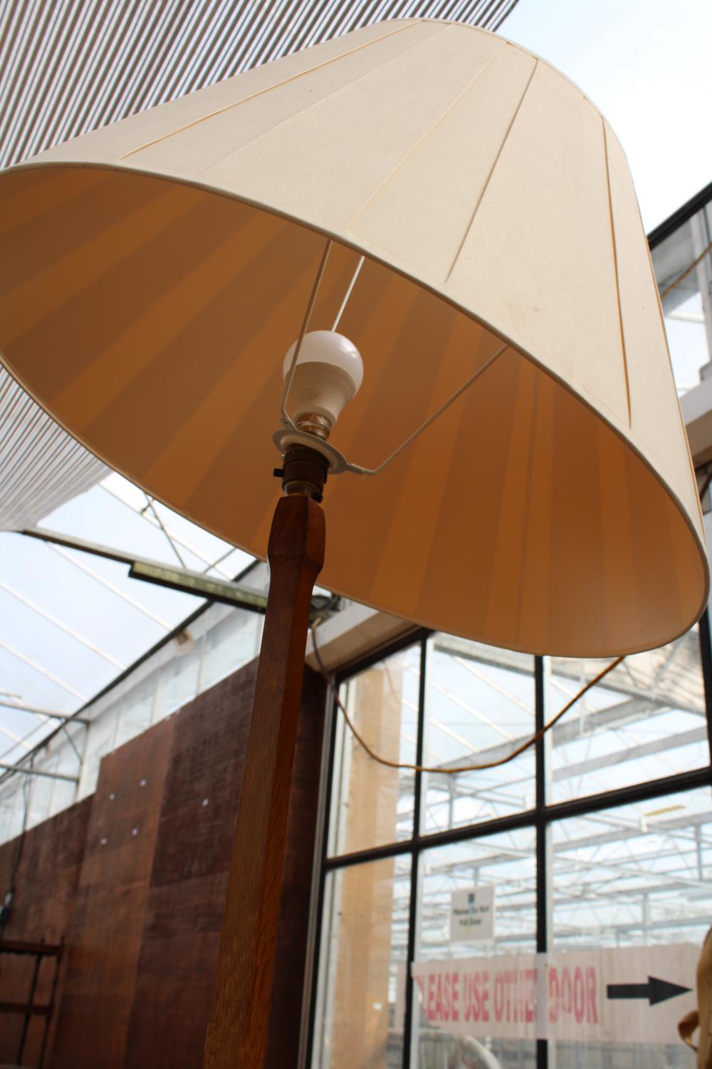 A 20TH CENTURY OAK STANDARD LAMP ON CLOVER LEAF SHAPED BASE WITH TAPERING COLUMN AND SHADE - Image 3 of 3