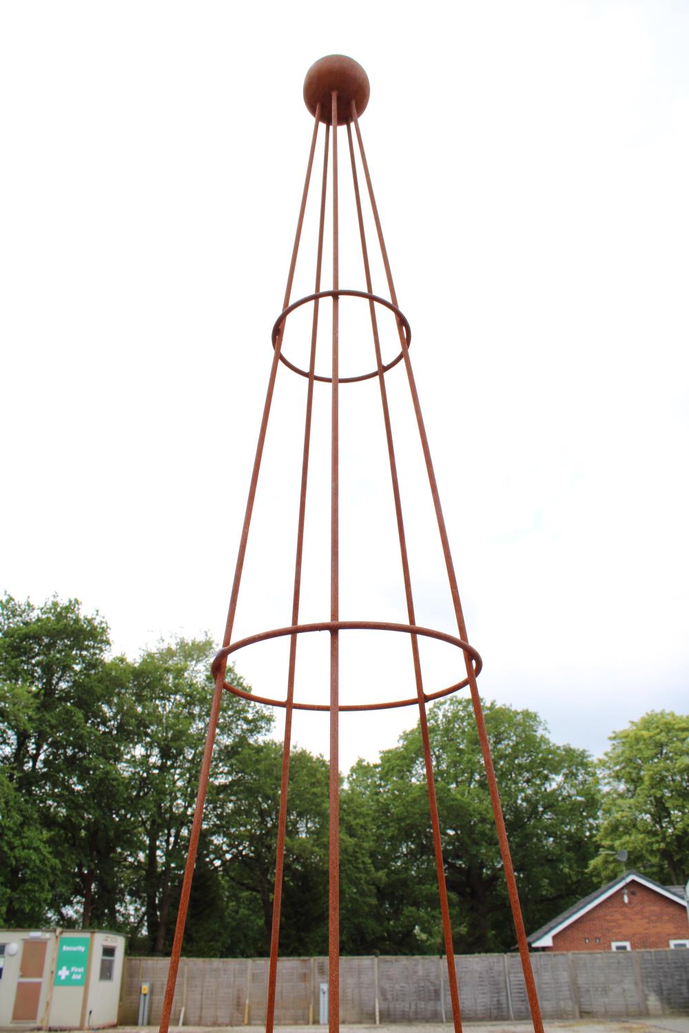 A TALL ROUND STEEL GARDEN OBELISK (H:290CM) - Image 3 of 3