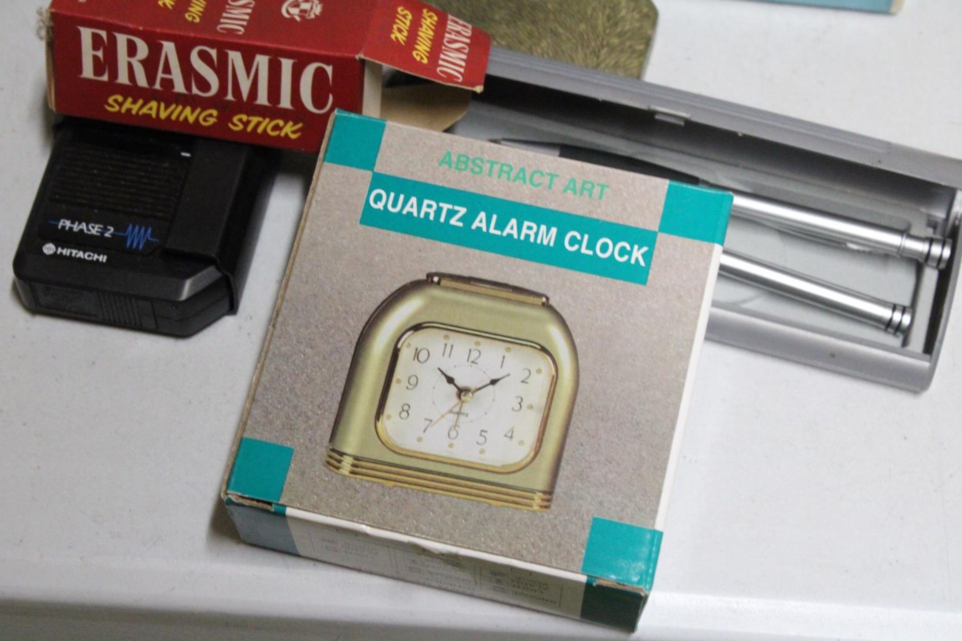 A MIXED LOT OF VINTAGE COLLECTABLES TO INCLUDE A BOXED QUARTZ ALARM CLOCK, A ERASMIC SHAVING - Image 6 of 7