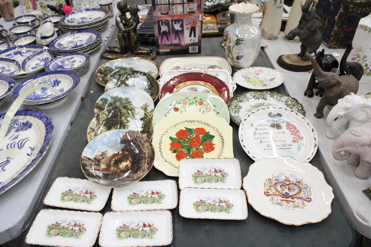 A LARGE COLLECTION OF CABINET PLATES, 20 IN TOTAL, PLUS A LARGE KENSINGTON 'MARGARET ROSE' VASE