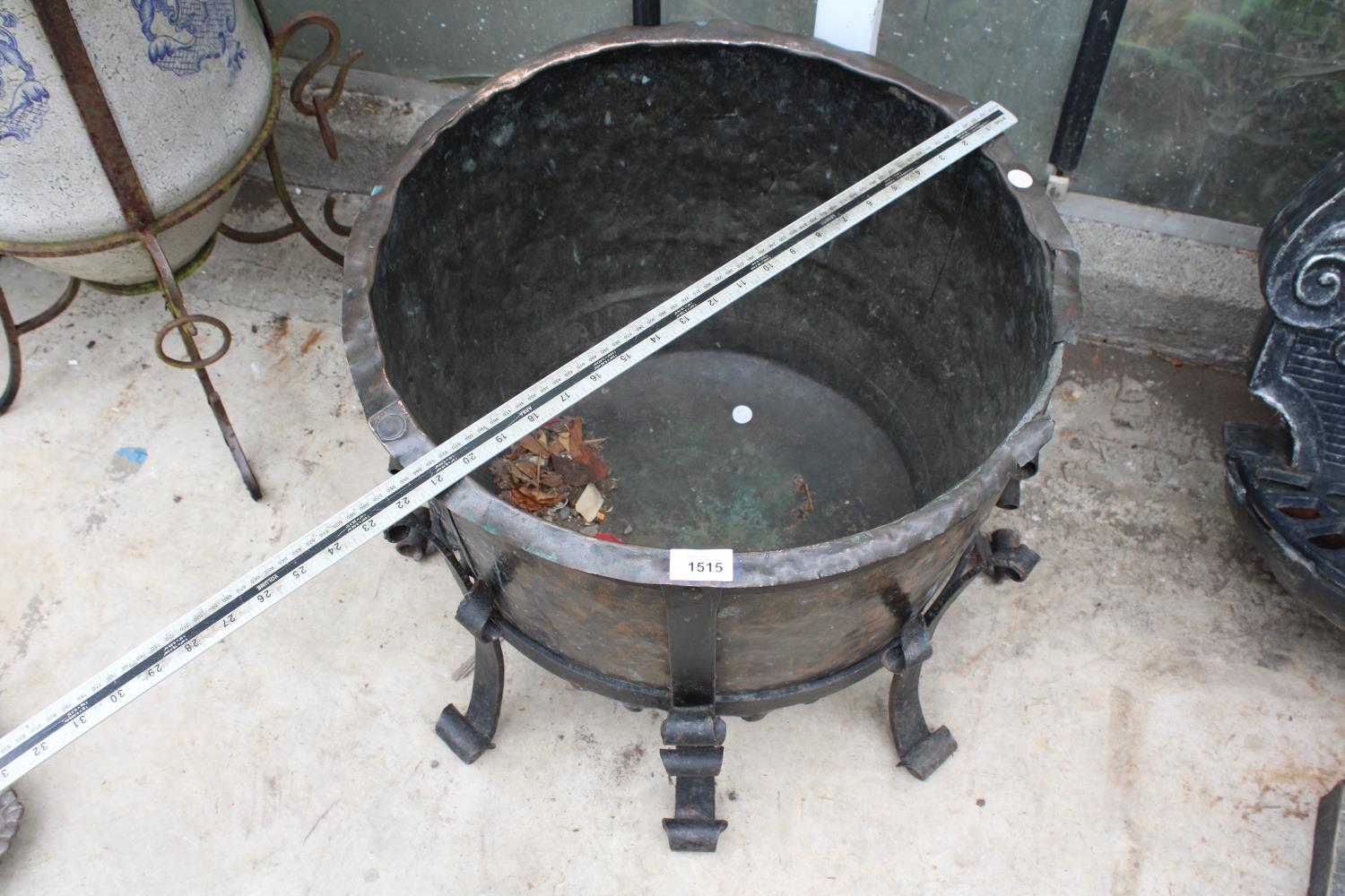 A LARGE VINTAGE AND DECORATIVE COPPER PLANTER WITH WROUGHT IRON STAND (D:53CM) - Image 2 of 3