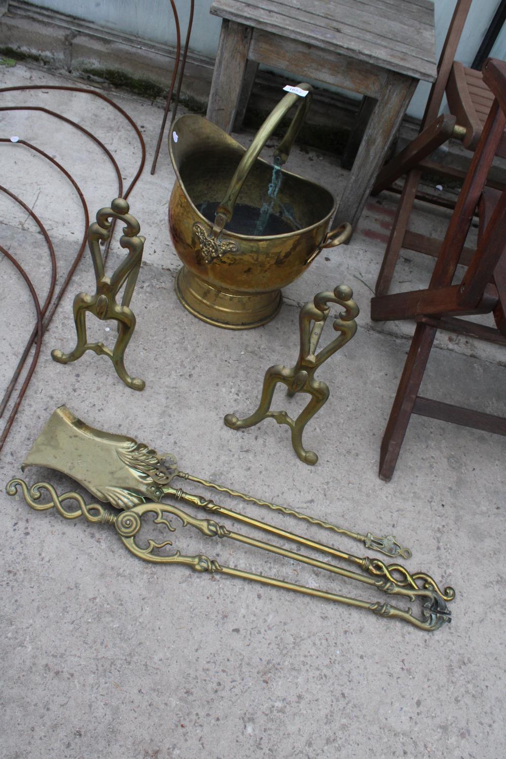 AN ASSORTMENT OF BRASS FIRE SIDE ITEMS TO INCLUDE A COAL BUCKET, FIRE DOGS AND TOOLS ETC