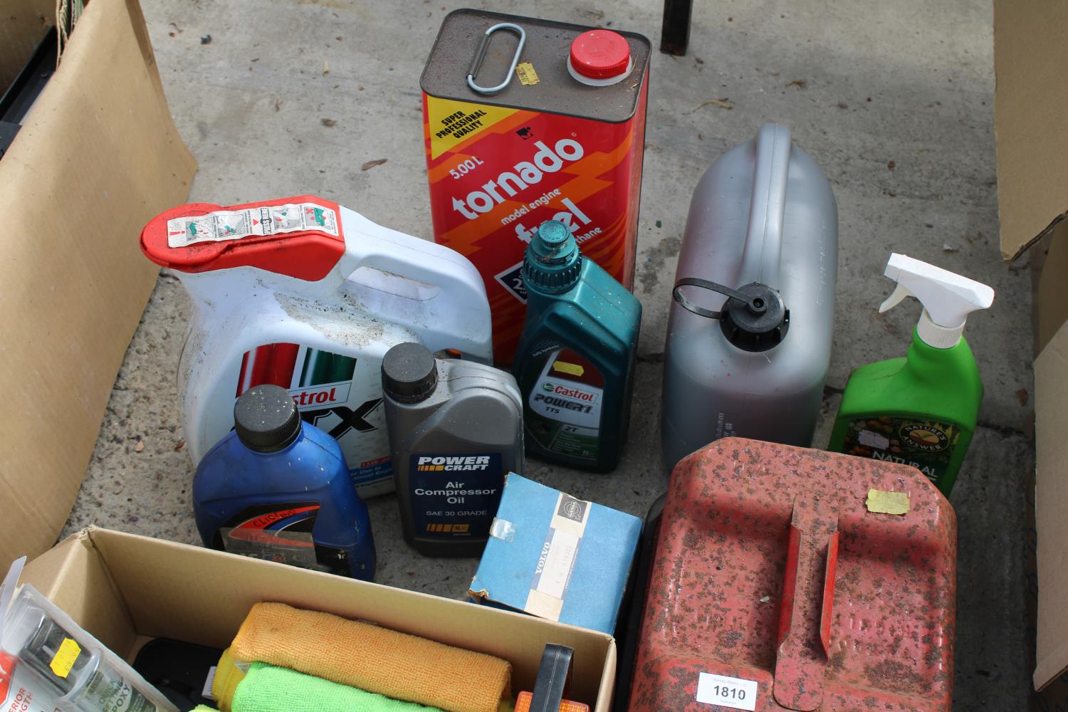 AN ASSORTMENT OF CAR ITEMS TO INCLUDE OILS, A FUEL CAN AND CLEANING PRODUCTS ETC - Image 2 of 3