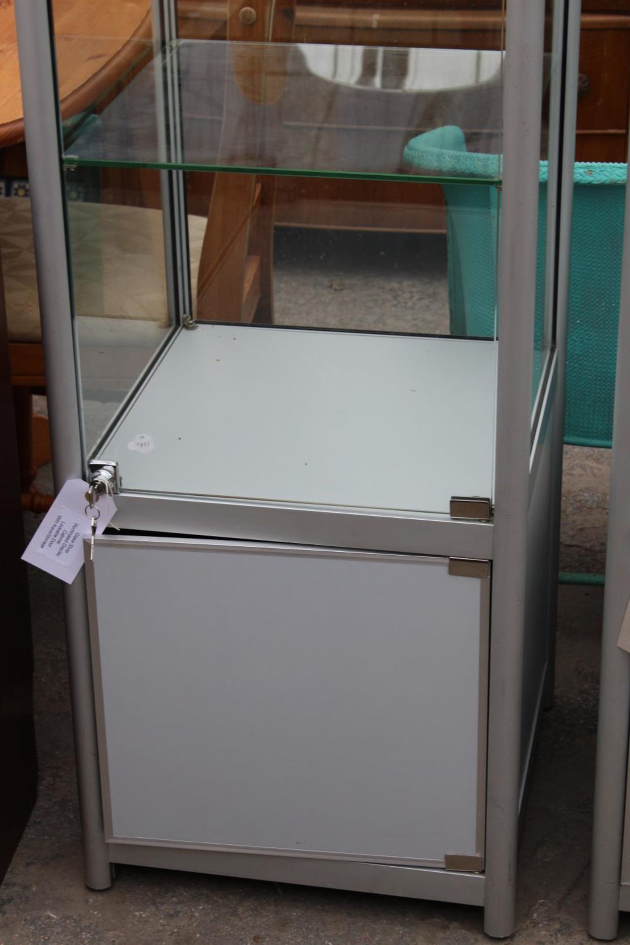A MODERN GLASS ILLUMINATED DISPLAY CABINET COMPLETE WITH KEYS AND CUPBOARD TO BASE, 20" SQUARE - Image 2 of 4