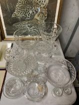 A QUANTITY OF GLASSWARE TO INCLUDE BOWLS, VASES, CANDLE STICKS, LARGE JUG ETC