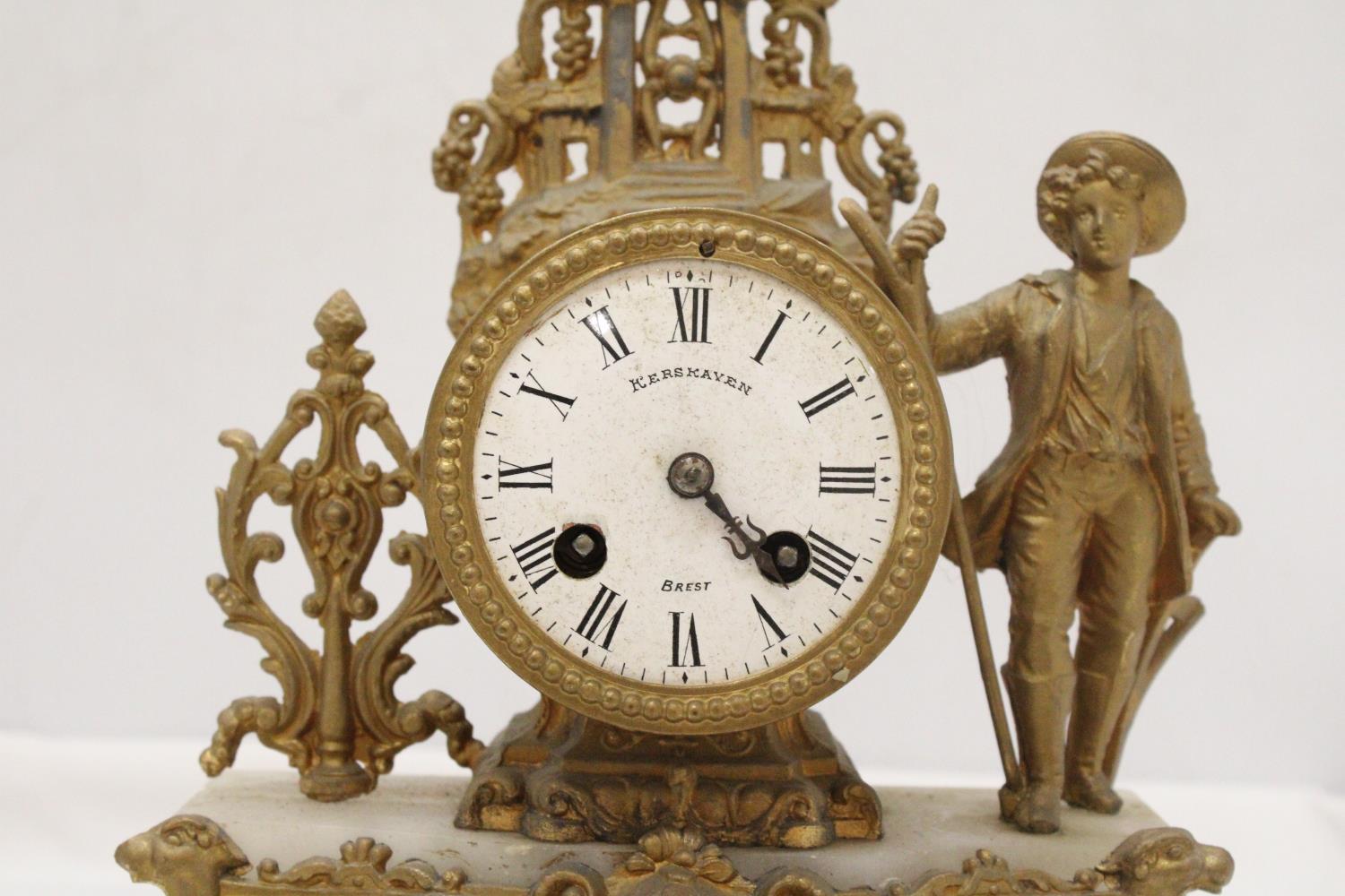 A VINTAGE FRENCH MANTLE CLOCK, WITH GILT COLOURED METALWORK ON A MARBLE BASE, HEIGHT 30CM, WIDTH - Image 2 of 5