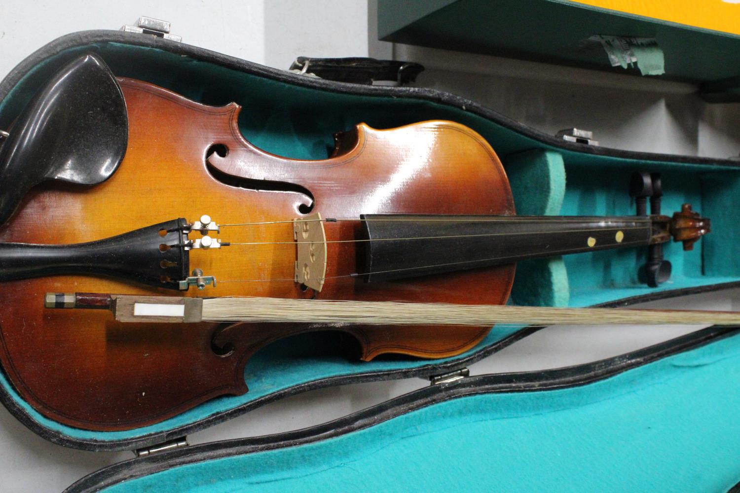 A VINTAGE VIOLIN WITH BOW IN CARRY CASE - Image 4 of 4