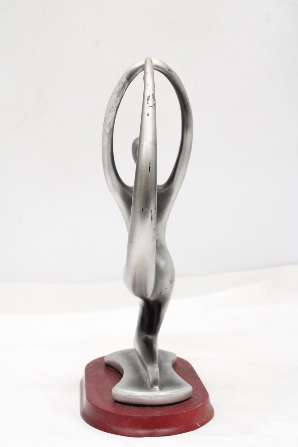 AN ART DECO, NUDE LADY, ALUMINIUM GYMNAST ON A WOODEN BASE, HEIGHT 30CM - Image 5 of 5