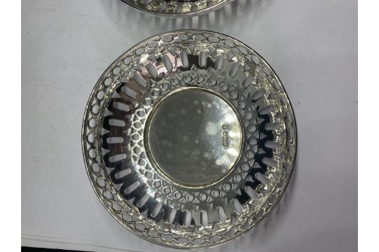 A PAIR OF HALLMARKED SHEFFIELD SILVER PIERCED DISHES GROSS WEIGHT 73.9 GRAMS - Image 2 of 4