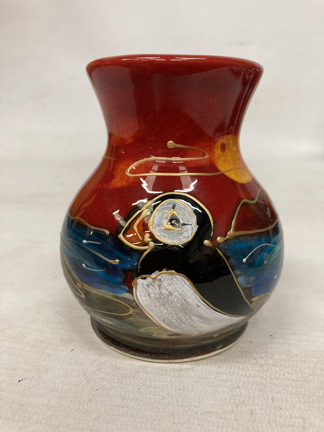 AN ANITA HARRIS HAND PAINTED AND SIGNED IN GOLD PUFFIN VASE