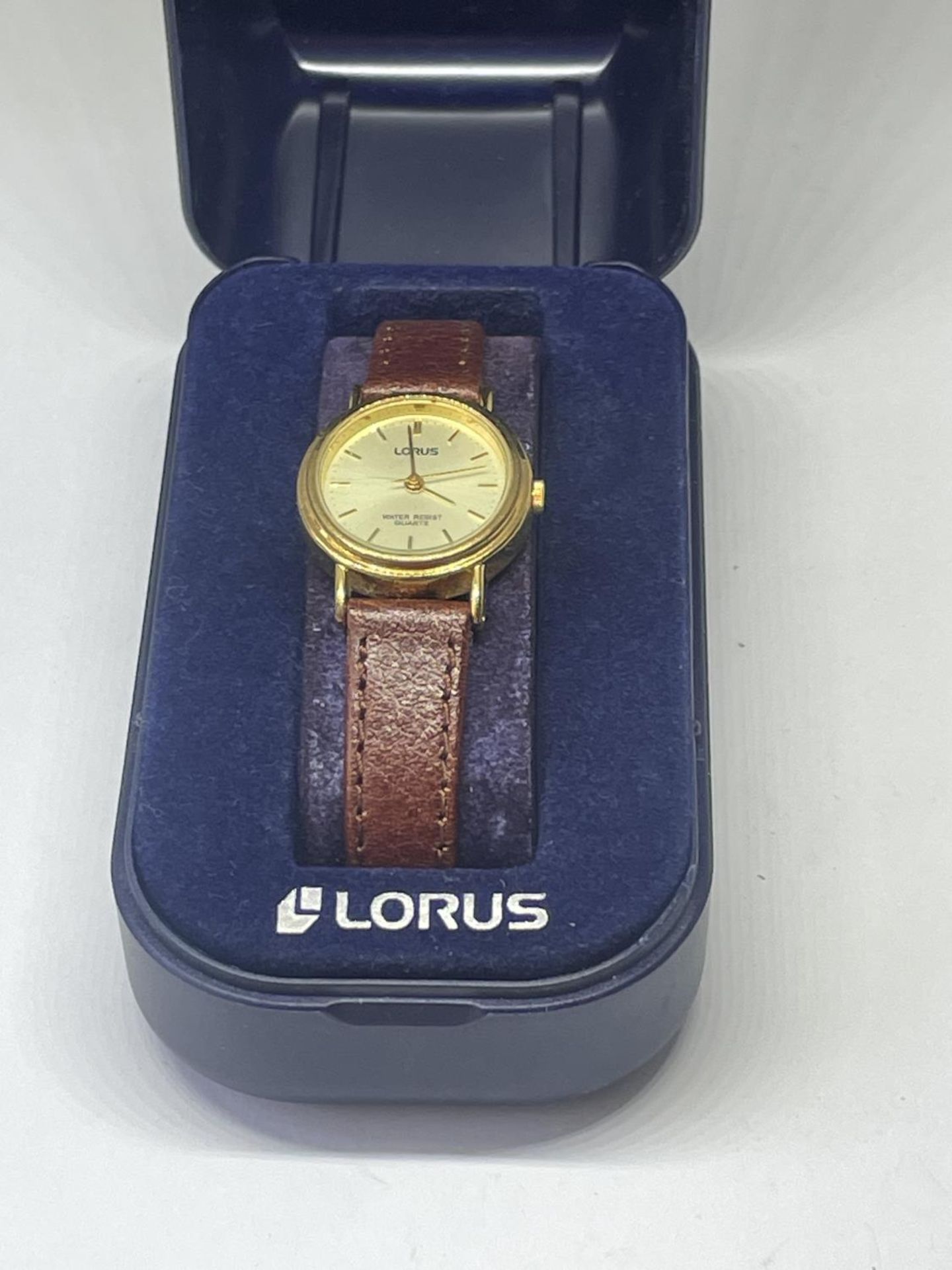 A LORUS WRIST WATCH IN A PRESENTATION BOX SEEN WORKING BUT NO WARRANTY