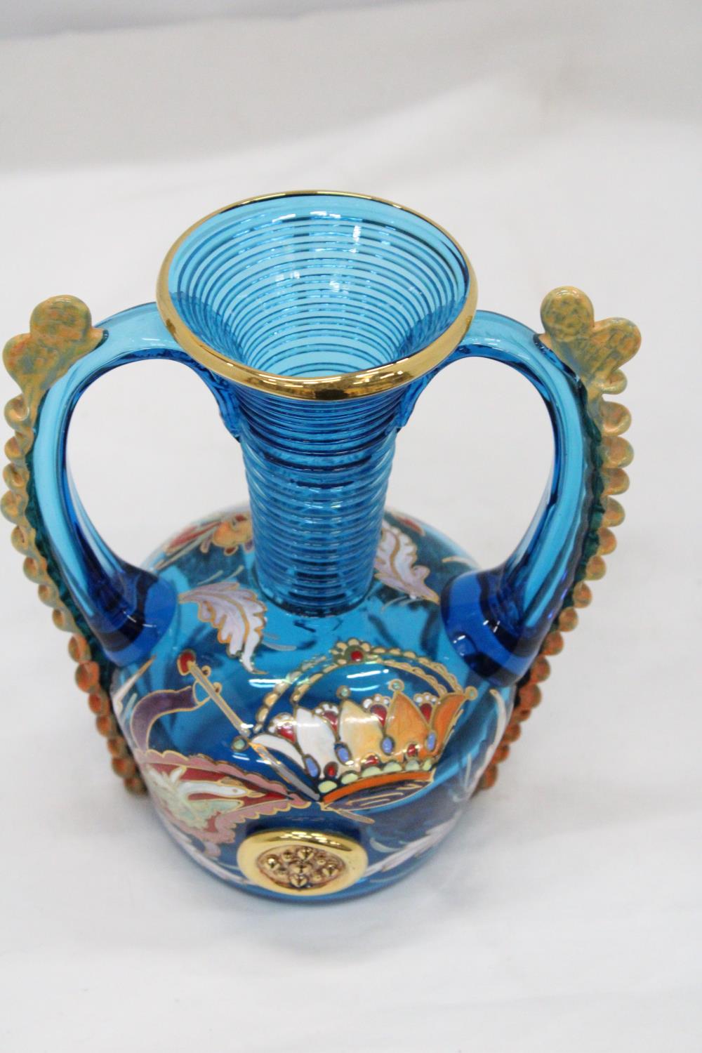 A 1960'S/70'S, LARGE ROYO GLASS VASE WITH GILDED ENAMEL DECORATION, HEIGHT 20CM - Image 6 of 6