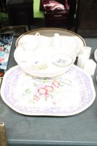 A QUANTITY OF CERAMICS TO INCLUDE A VINTAGE BLUE AND WHITE MEAT PLATER, LARGE SERVING PLATE,