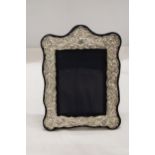 A HALLMARKED SILVER MAPPIN AND WEBB PHOTO FRAME