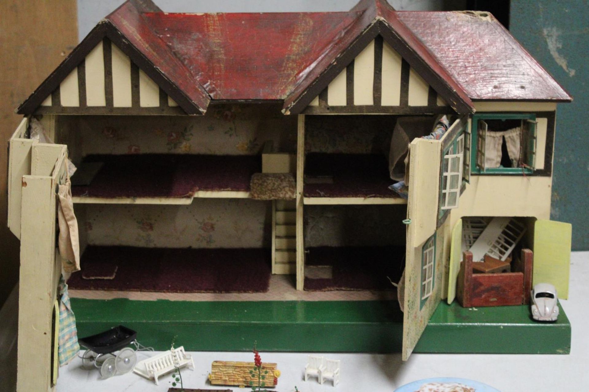 A VINTAGE DOLL'S HOUSE TO INCLUDE SOME ACCESSORIES PLUS A GARDEN ACCESSORIES, NEEDS MINOR - Image 2 of 3