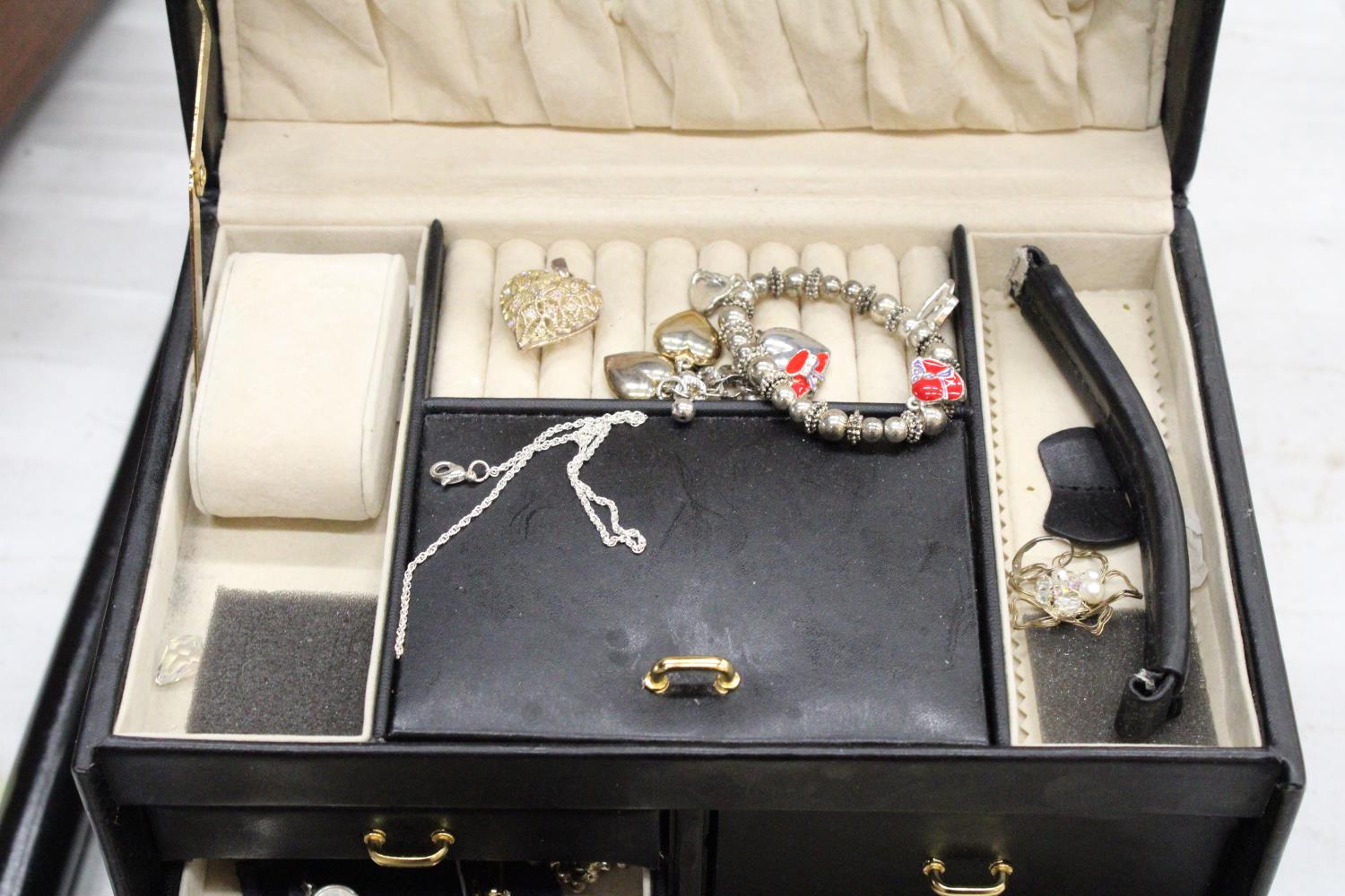 A BLACK JEWELLERY BOX WITH COMPARTMENTS TO INCLUDE BRACELETS, PENDENTS, EARRINGS ETC - Image 4 of 7