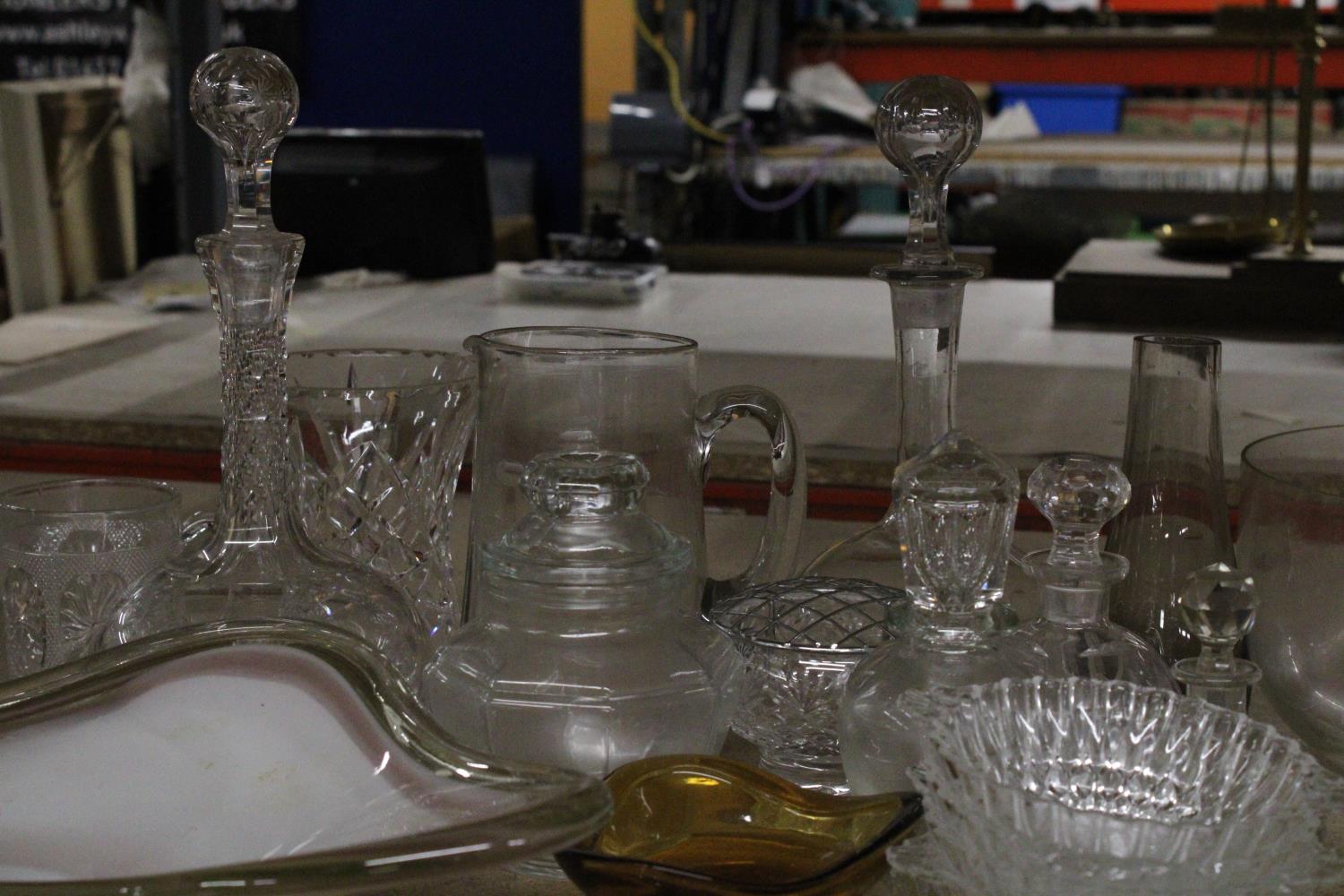 A LARGE COLLECTION OF GLASSWARE TO INCLUDE AN ART GLASS TRIANGULAR BOWL, WHITEFRIARS STYLE - Image 5 of 6