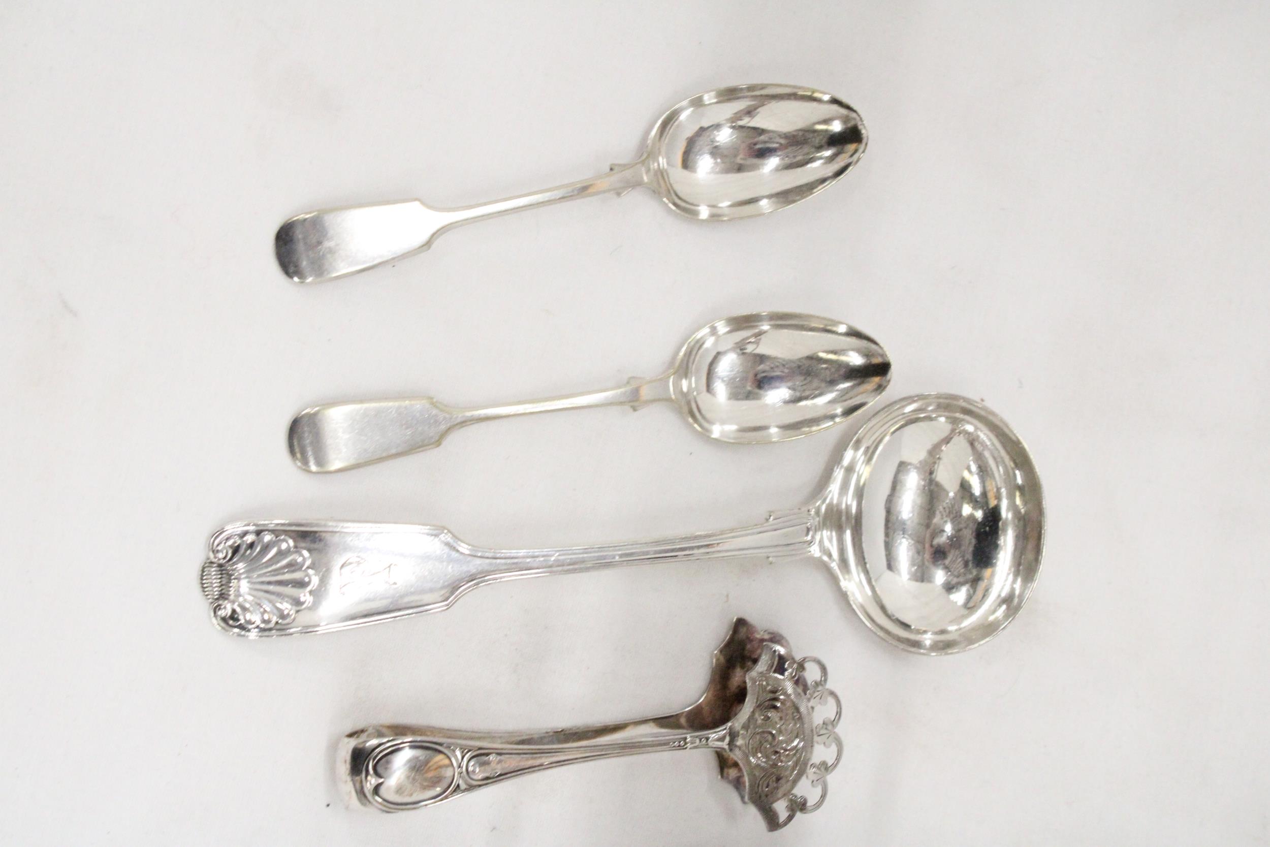 A MIXED LOT OF SILVER PLATE TO INCLUDE TWO TEA SPOONS, LADEL, SMALL TONGS PLUS A CANDELABRA - Image 2 of 6