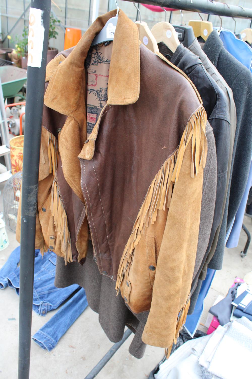 A LARGE ASSORTMENT OF MENS JACKETS TO INCLUDE LEATHER JACKETS AND OVERCOATS ETC - Bild 3 aus 7