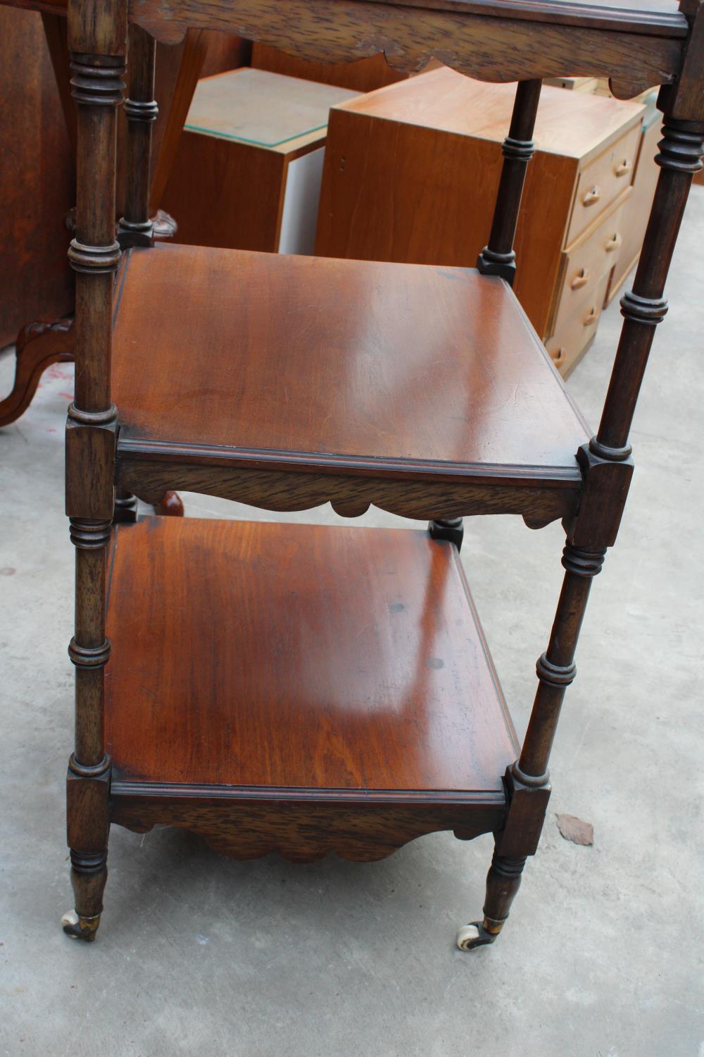 A VICTORIAN ROSEWOOD AND MAHOGANY FIVE TIER WHATNOT - Bild 3 aus 4