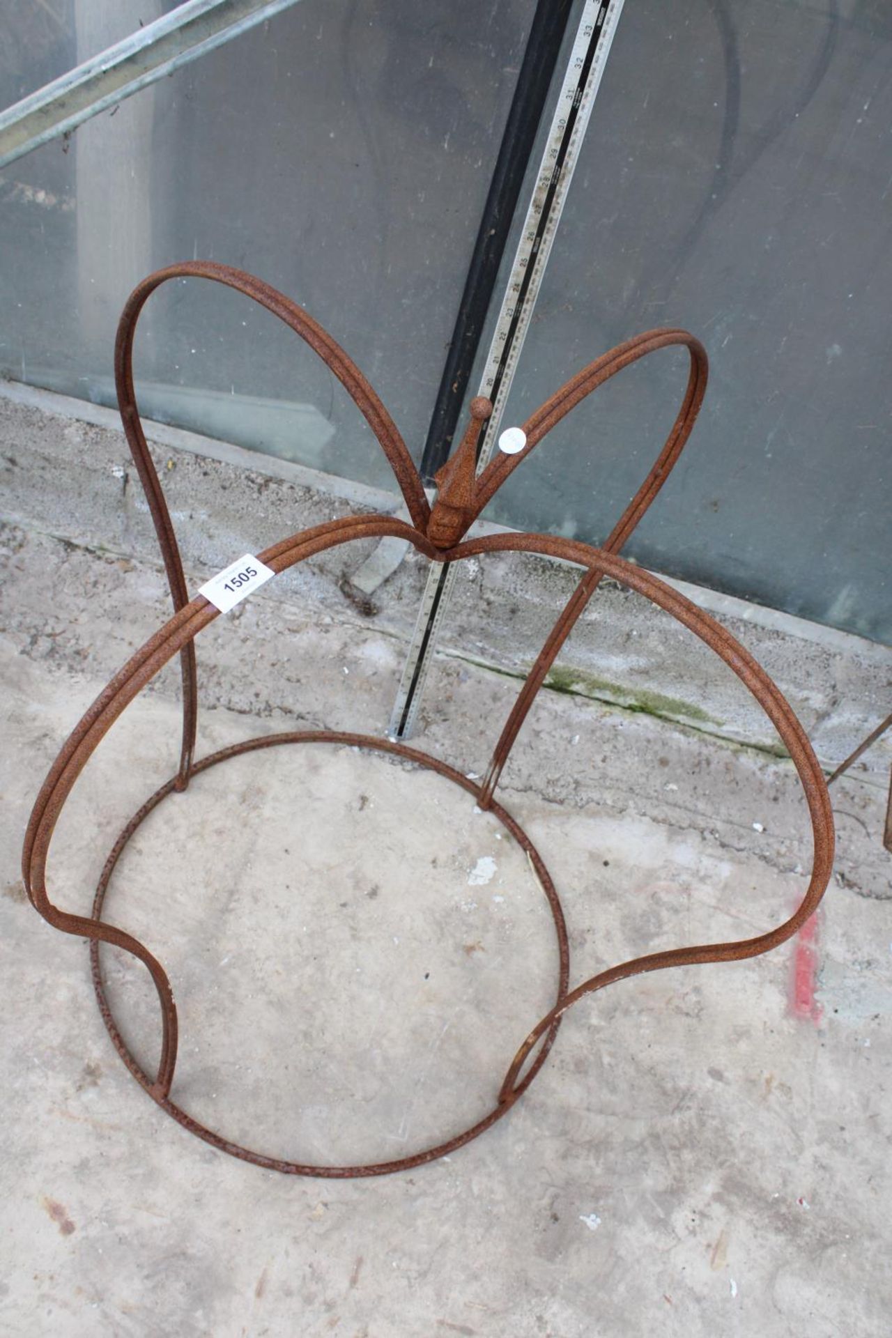 A STEEL GARDEN PLANT STAND IN THE SHAPE OF A CROWN (H:76CM W:68CM) - Image 2 of 3