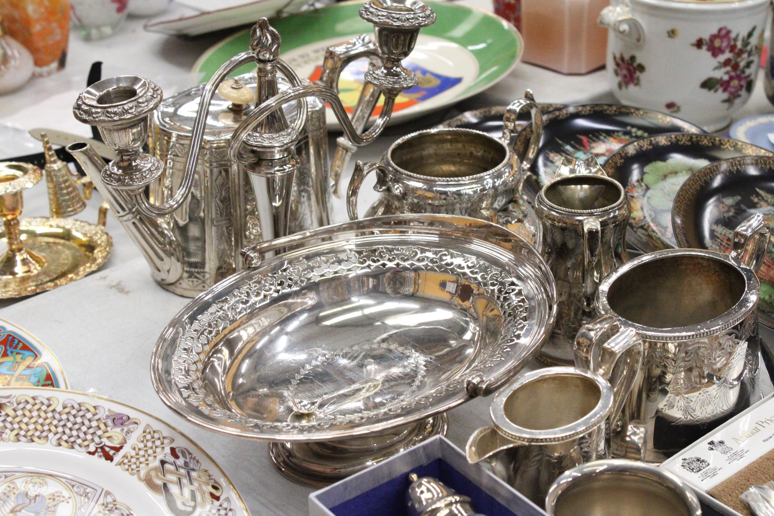 A MIXED LOT OF SILVER PLATE TO INCLUDE A TEAPOT, JUGS, CANDELABRA ETC - Image 4 of 5