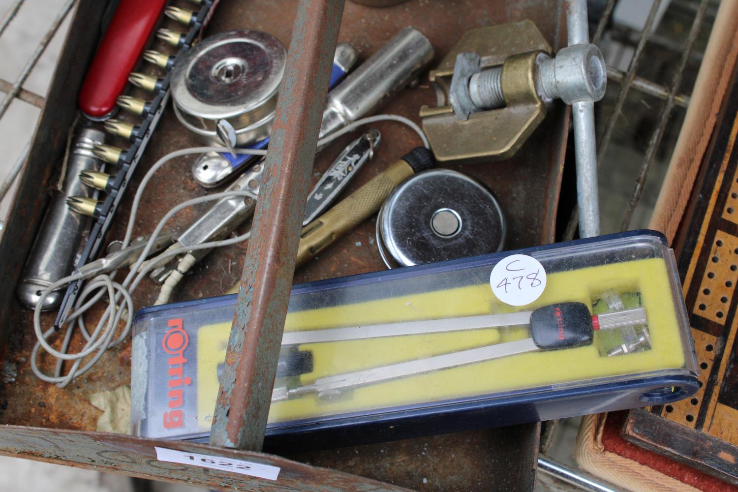 AN ASSORTMENT OF TOOLS TO INCLUDE PEN KNIVES, MICROMETERS AND TAPE MEASURES ETC - Image 7 of 7