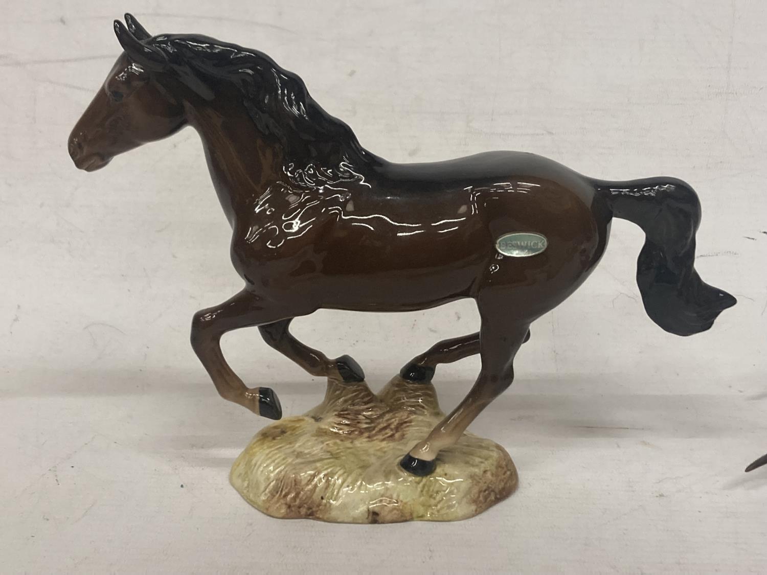 A RARE BESWICK GALLOPING BROWN HORSE BAY HORSE MODEL NO. 1374 - Image 3 of 5