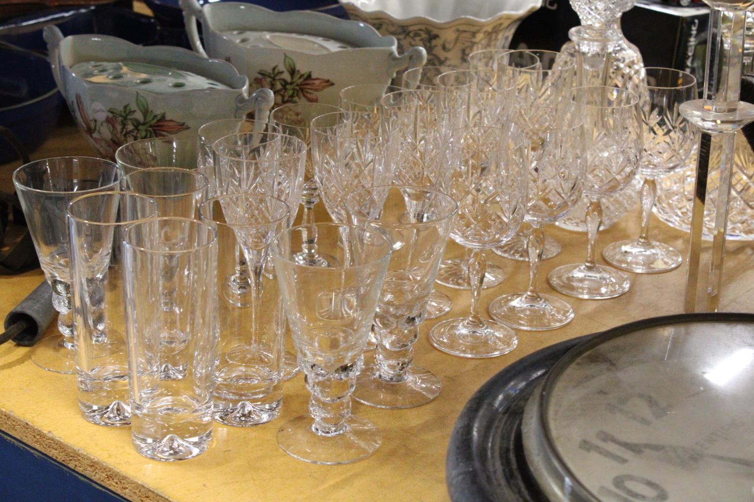 A QUANTITY OF GLASSWARE TO INCLUDE DECANTERS, WINE GLASSES, TUMBLERS, ETC - Image 2 of 5