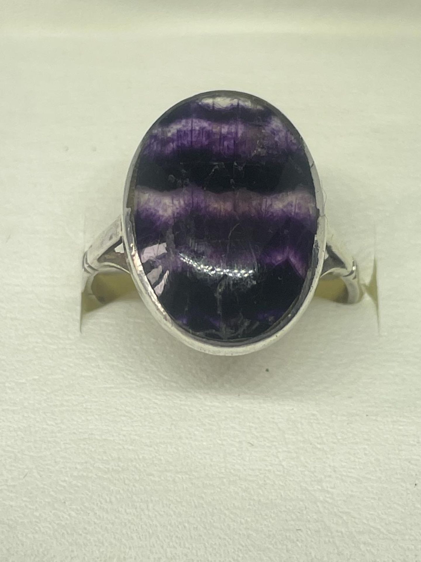 A SILVER RING WITH AN OVAL BLUE JOHN STONE IN A PRESENTATION BOX - Image 2 of 3