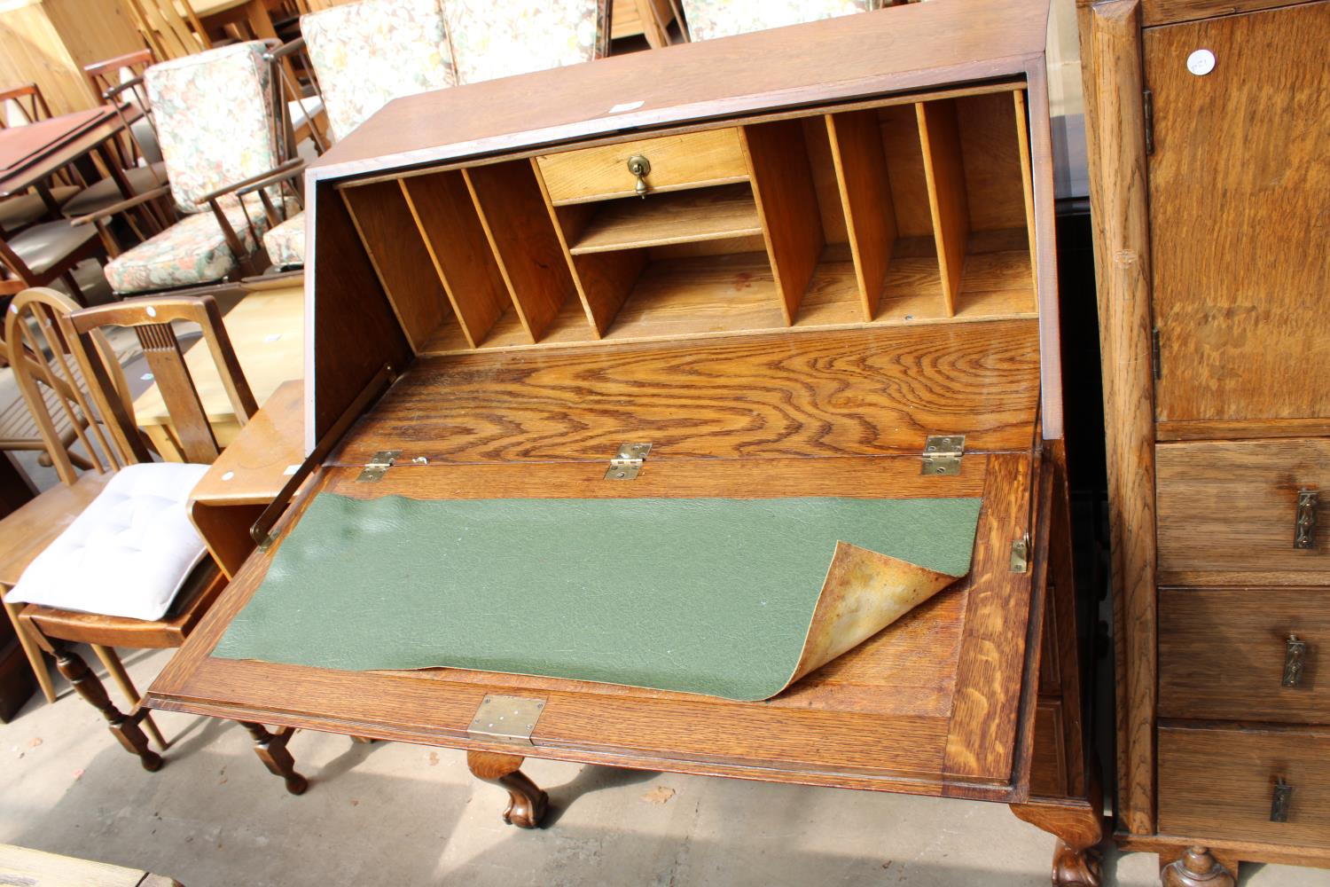 AN OAK EARLY 20TH CENTURY BUREAU WITH FITTED INTERIOR, THREE DRAWERS TO BASE ON CABRIOLE LEGS WITH - Image 3 of 4