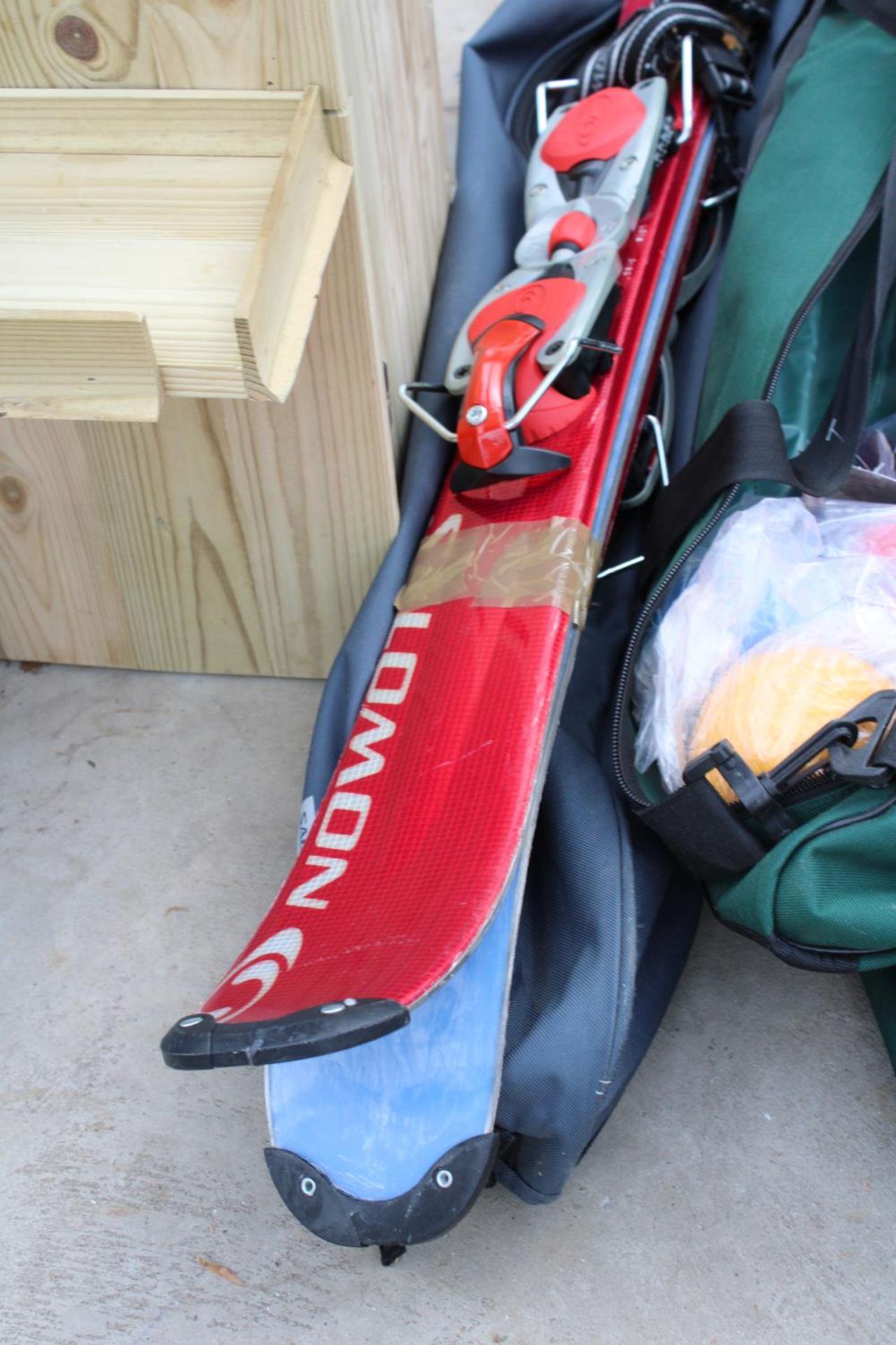 AN AS NEW AND CZSED LAWN GARDEN CROQUET SET AND A SET OF SKIS - Image 4 of 6