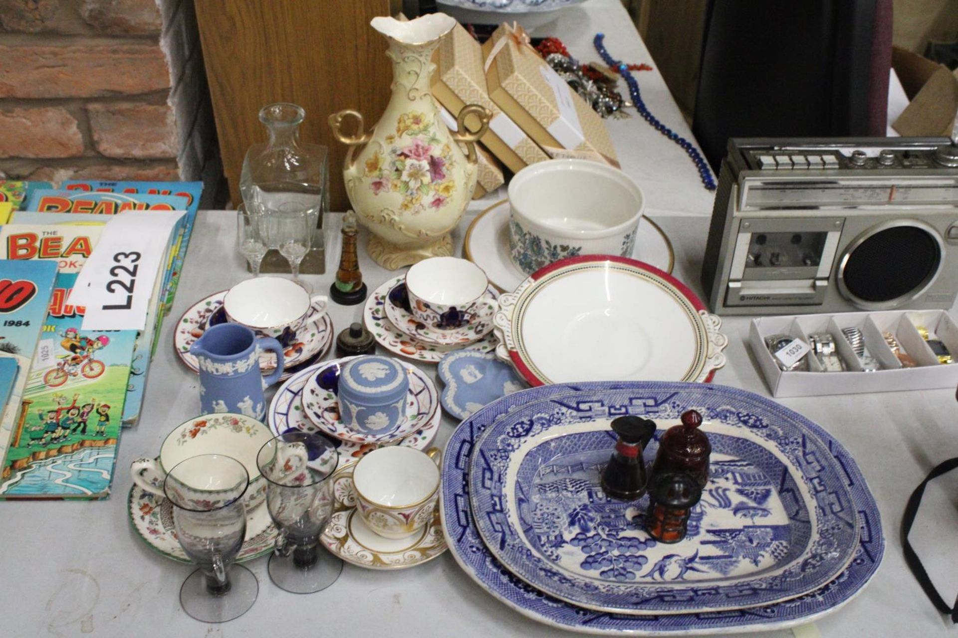 A MIXED LOT OF CERAMICS AND CHINA TO INCLUDE 'GAUDY WELSH', CUPS, SAUCERS AND PLATES, COPELAND SPODE